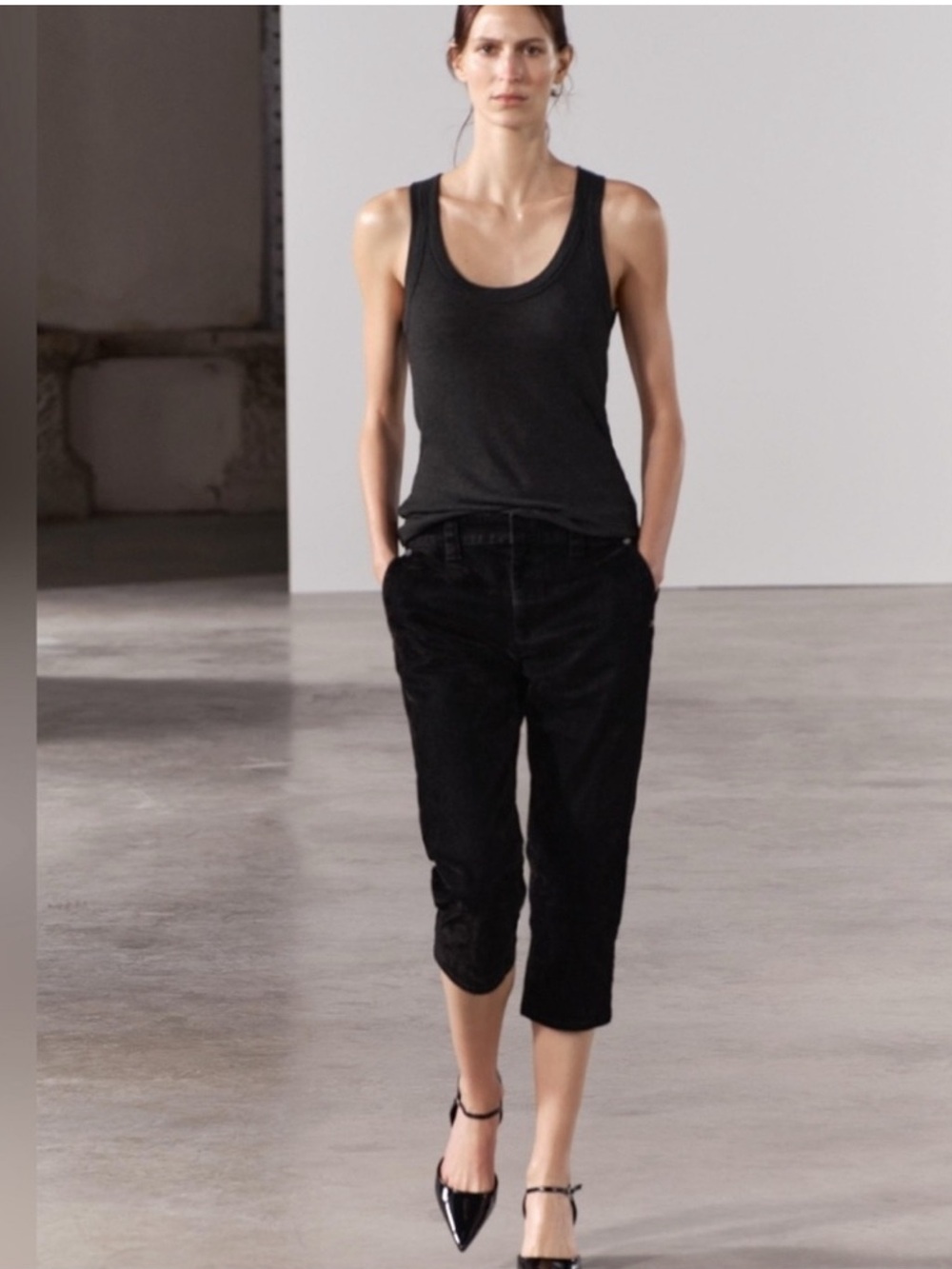 Zara Women ZW Collection Flocked
Slim Capri Pants Black